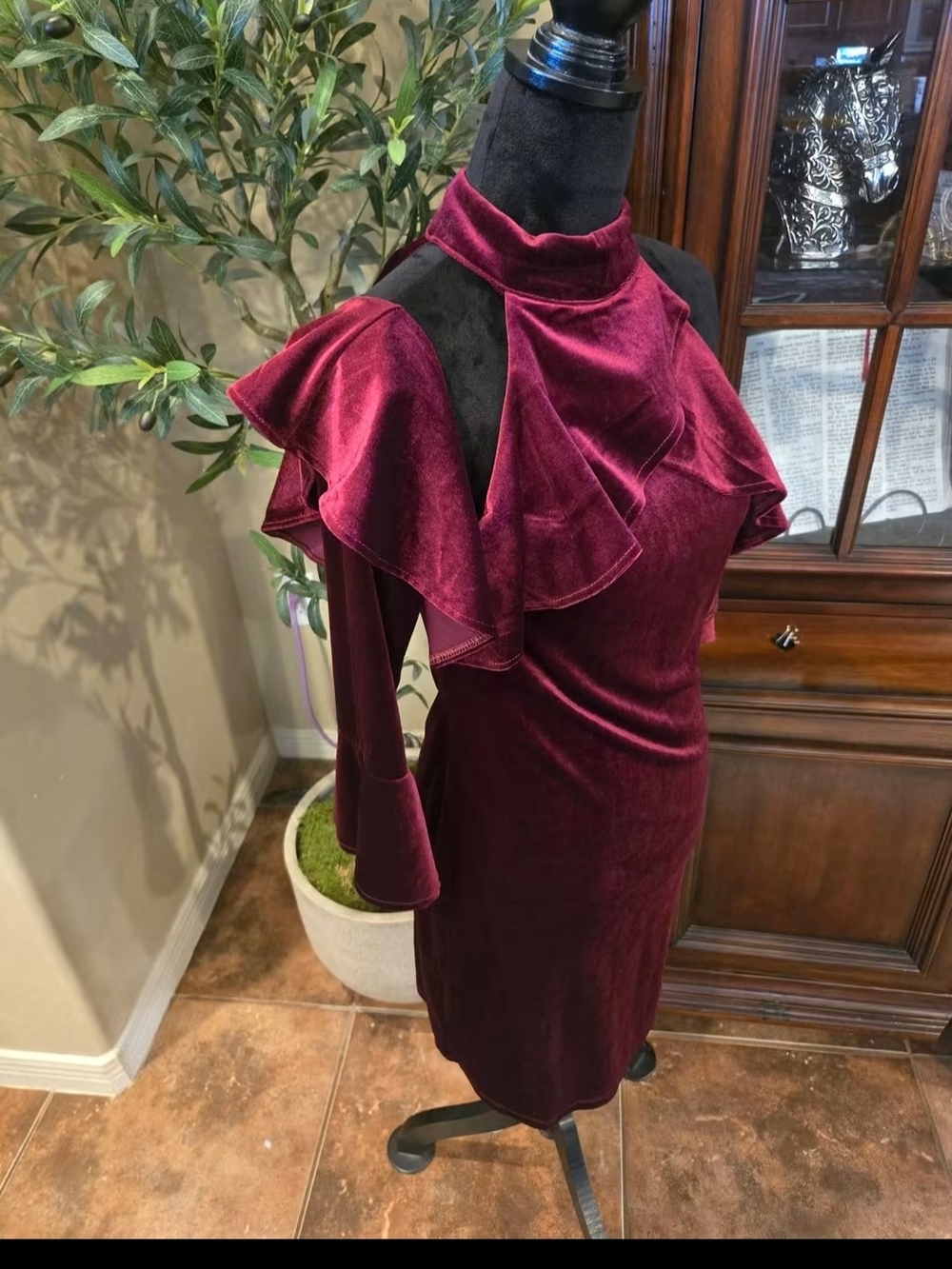 Romeo & Juliet Couture Wine Velvet Ruffle Cold-Shoulder Dress